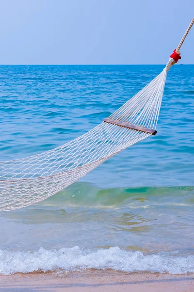 Romantico accogliente amaca sulla spiaggia tropicale in riva al mare. Un tranquillo paesaggio marino. Relax, concetto di viaggio, viaggiare . — Foto Stock