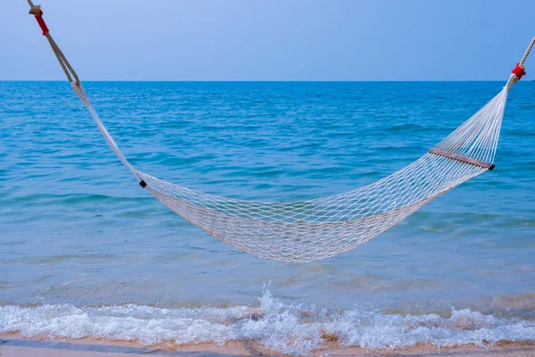 Ρομαντικό άνετο αιώρα στην τροπική παραλία δίπλα στη θάλασσα. Ειρηνική θαλασσογραφία. Χαλαρώστε, ταξιδιωτική έννοια, ταξίδια. — Φωτογραφία Αρχείου