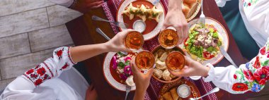 Geleneksel kapanışlarda Ukraynalı bir aile birlikte akşam yemeği yer. Ukrayna kültürü. Ukrayna konsepti. Tatil kavramı.