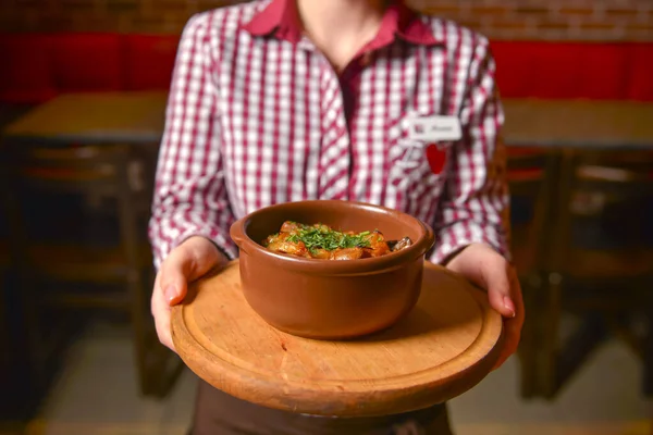 Sopa de goulash quente tradicional. Garçom servindo guisado de legumes em um pote. Conceito para uma refeição saborosa. Serviço de restaurante . — Fotografia de Stock