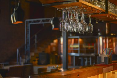 Barda bir sürü boş bardak var. Bulanık restoran geçmişi. Kopyalama alanı olan bir pankart tasarla.