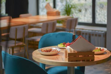 Kızarmış et ve sebze salatası, domates ve brokoli beyaz bir kasede servis edilir. Sağlıklı yemek..