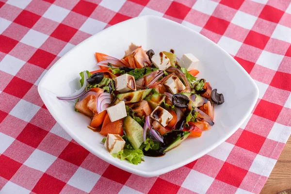 Salada dietética com legumes, queijo feta, rúcula e molho. Cozinha italiana tradicional, conceito italiano . — Fotografia de Stock