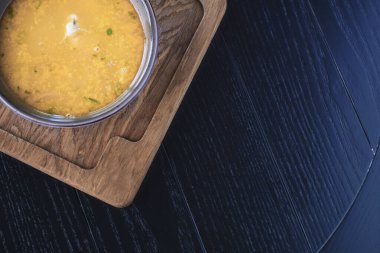 Tahta tahtada sebzeli tavuk çorbası ve ahşap arka plan, sağlıklı yiyecekler.