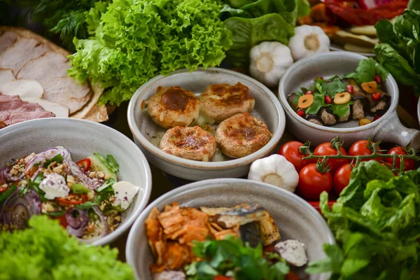 Presentatie van de Georgische keuken. Gebakken champignons met suluguni kaas, Tbilisi Caesar, caprese, lavash brood, Pkhali. — Stockfoto