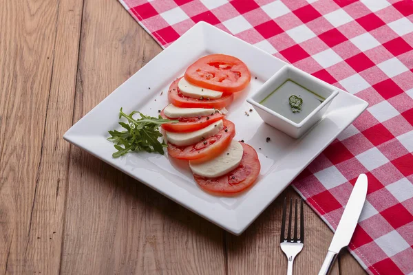 Salada Caprese. Refeição saudável com tomate, queijo feta, especiarias, manjericão fresco. Comida caseira e saborosa . — Fotografia de Stock