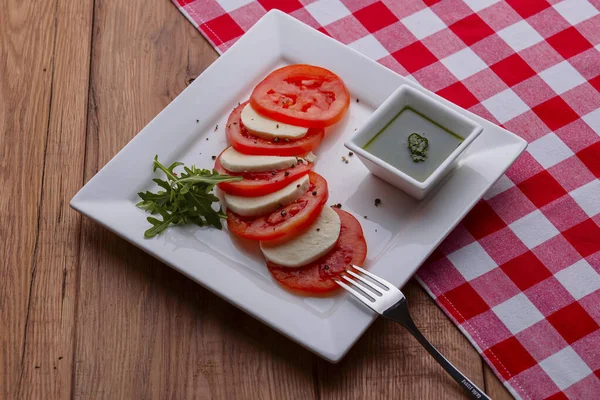 Salada Caprese. Refeição saudável com tomate, queijo feta, especiarias, manjericão fresco. Comida caseira e saborosa . — Fotografia de Stock