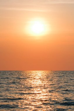 Okyanusun üzerinde güzel bir gün batımı. Deniz manzaralı. Doğa konsepti, doğa arka planı. Seyahat konsepti, seyahat.