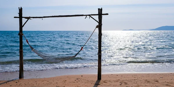 Romantisk mysig hängmatta på den tropiska stranden vid havet. Lugn och ro i havet. Slappna av, resekoncept, resor. — Stockfoto