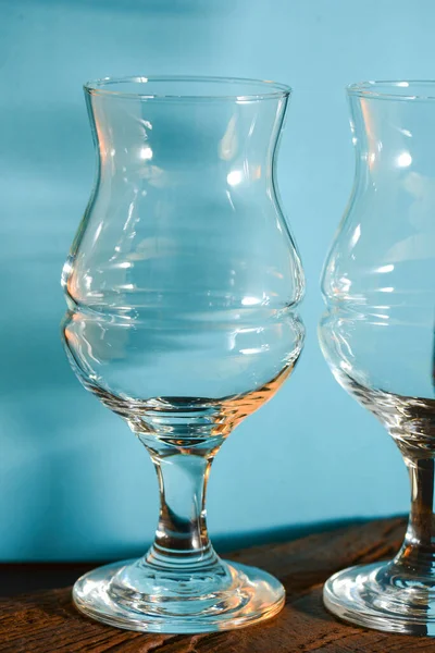 Two empty beer glasses over blue background. — Stock Photo, Image