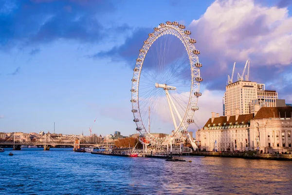 Gün batımında Londra. Londra gözü. Turizm, seyahat konsepti, seyahat. Geleneksel İngiliz şiveleri. Pankart.
