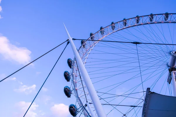 Gün batımında Londra. Londra gözü. Turizm, seyahat konsepti, seyahat. İngilizce geleneksel biuldings.