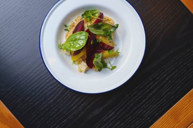 Pancar salatası, portakal, greyfurt, turp, peynir ve taze yeşillik. Organik meyve sebze salatası.