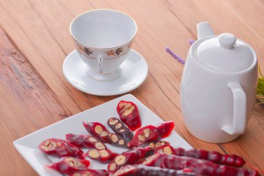 Lezzetli oryantal tatlılar. Kafkasya usulü leziz kilise kilisesi - Gürcü fındık ikramı. Bir bardak çay ve çaydanlıkla servis edilir..