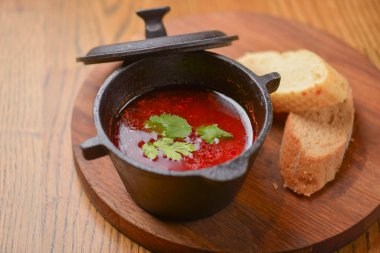 Eski ahşap zemin üzerinde ekmek olan bir kasede geleneksel Ukrayna sebze çorbası. Geleneksel mutfak.