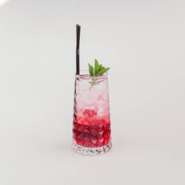 Buz ve limonlu kırmızı, ferahlatıcı kokteyl. Meyveli tropikal içecek..
