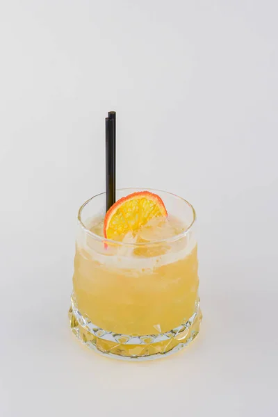 Cóctel de alcohol frío de verano con hielo y naranja en un vaso pequeño aislado sobre fondo blanco. — Foto de Stock