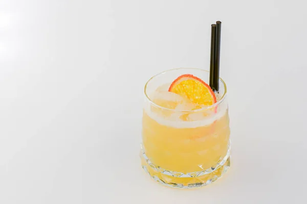 Koude zomer alcohol cocktail met ijs en sinaasappel in een klein glas geïsoleerd op witte achtergrond. — Stockfoto