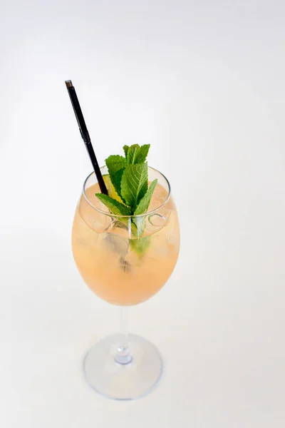 Cóctel de alcohol frío de verano con hielo y naranja en una copa de vino alta aislada sobre fondo blanco . —  Fotos de Stock