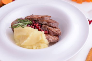 Şükran Günü yemeği için servis edilen masa. Beyaz arka planda sonbahar yemekleri. Düz konum, üst görünüm, kopyalama alanı