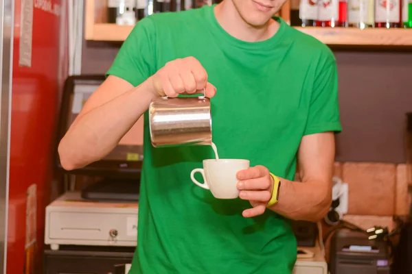 Barista fare il caffè in un caffè o bar. Barista in uniforme al lavoro. Arte di fare il caffè . — Foto Stock