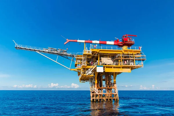 Offshore productieplatform in het midden van de Oceaan voor olie en — Stockfoto