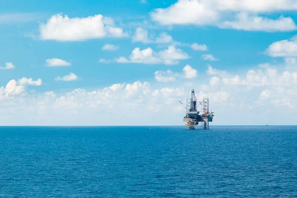 Plataforma de Produção Offshore no Meio do Oceano para Petróleo e — Fotografia de Stock