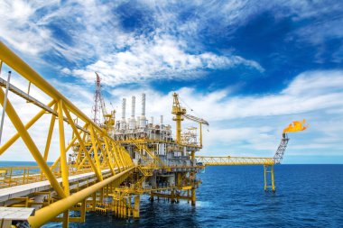 Offshore petrol ve sondaj platformu platformu gündoğumu veya günbatımı zamanı. Tec.