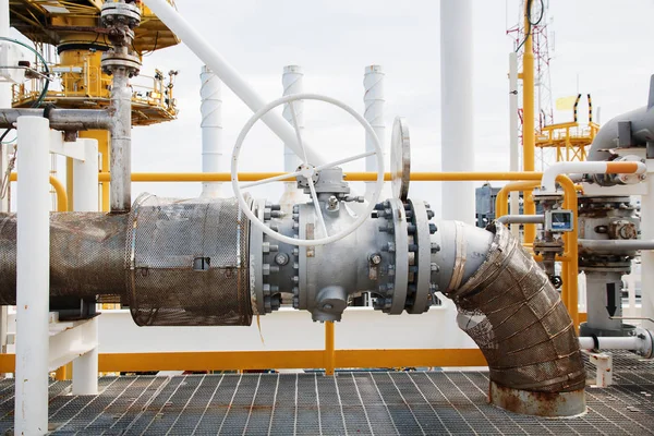 수동 작동 볼 밸브는 근해 석유와 가스 중앙 프로세스에 — 스톡 사진