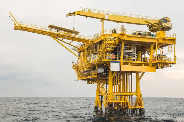 Offshore olie- en tuig platform in de tijd van de zonsondergang of zonsopgang. Constru — Stockfoto