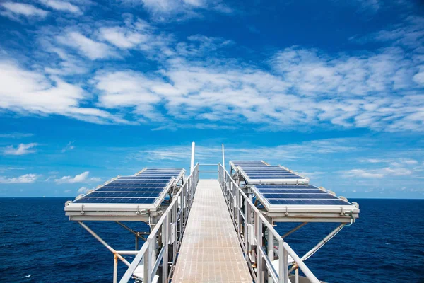 Πάνελ ηλιακών κυττάρων ανοικτής θαλάσσης εξόρυξης πετρελαίου και φυσικού αερίου παρέχει τη δύναμη να επεξεργαστεί συστήματα ελέγχου — Φωτογραφία Αρχείου