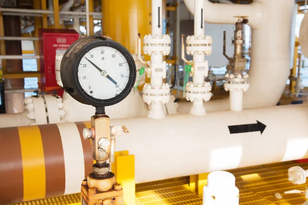 Манометр, манометр вимірювання тиску газу. Труби та клапани на нафтогазовому заводі . — стокове фото