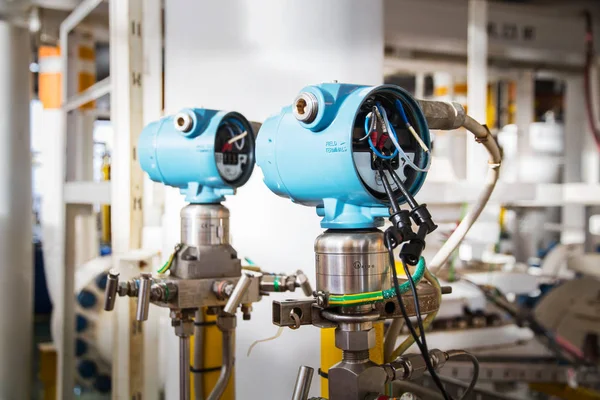 Pressure transmitter during technician perform calibration — Stock Photo, Image