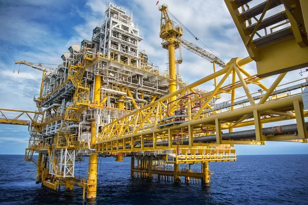 Plataforma de petróleo e gás ou plataforma de construção. conceito de negócio de energia. Fábrica de equipamento offshore. conceito de energia. investimento em acções — Fotografia de Stock