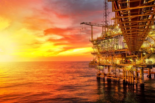 Platformy offshore ropy i platformie wiertniczej — Zdjęcie stockowe