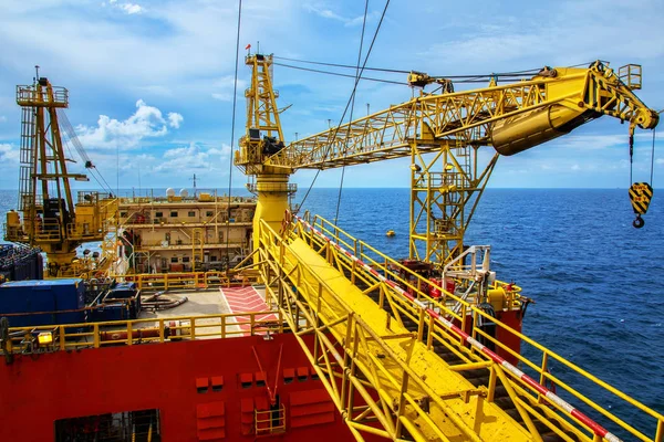 Piattaforma petrolifera e costiera offshore — Foto Stock