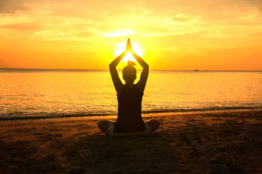 siluet Yoka Sunset'teki genç kadınla