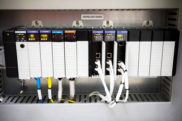 Controlador lógico programable del PLC, esta imagen muestra el cableado duro co — Foto de Stock