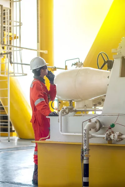 Trabalhadores de equipamento e uma plataforma de petróleo — Fotografia de Stock