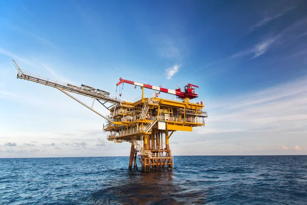 湾や海で石油と天然ガス プラットフォーム — ストック写真