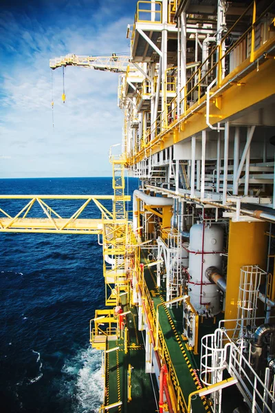 Plataforma de petróleo e gás no golfo ou no mar, A energia do mundo, O — Fotografia de Stock