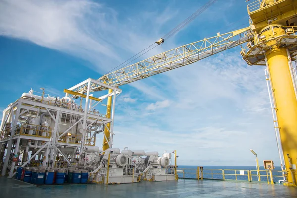 Ropy naftowej i gazu platformy w zatoce lub morze, świat energii — Zdjęcie stockowe