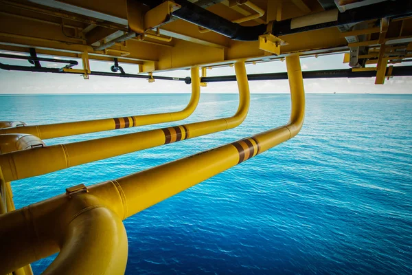 Tuberías de gas con gas y petróleo en la plataforma de petróleo y gas — Foto de Stock