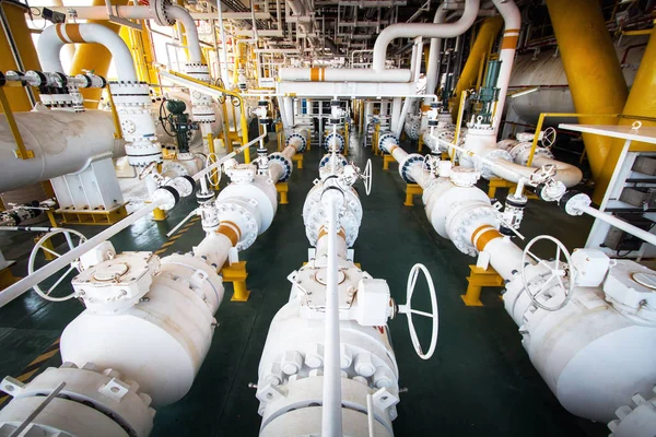 Industriële olie en gas offshore, stalen pijpleidingen en kleppen — Stockfoto