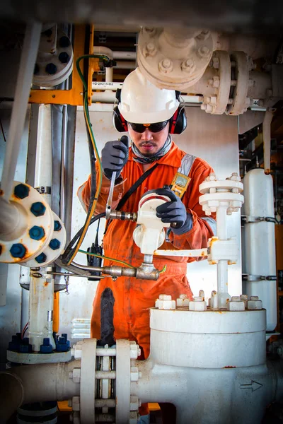 Técnico de instrumentos no trabalho calibrar ou verificar a função lev — Fotografia de Stock