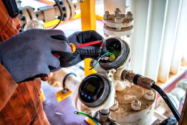 Mano del tecnico, Tecnico dello strumento sul lavoro calibrare o — Foto Stock