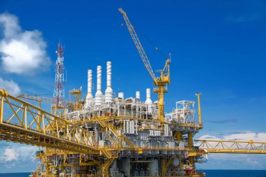 Offshore petrol ve sondaj platformu platformu gündoğumu veya günbatımı zamanı. Üretim sürecinde deniz inşaatı. Dünyanın gücü enerji.