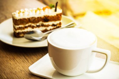 Kek havuç ve fincan kahve kahve dükkanında ahşap tablo