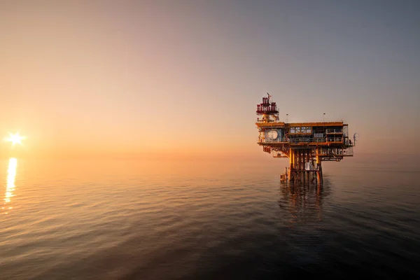 Pôr do sol, plataforma de construção offshore para produção de petróleo e — Fotografia de Stock