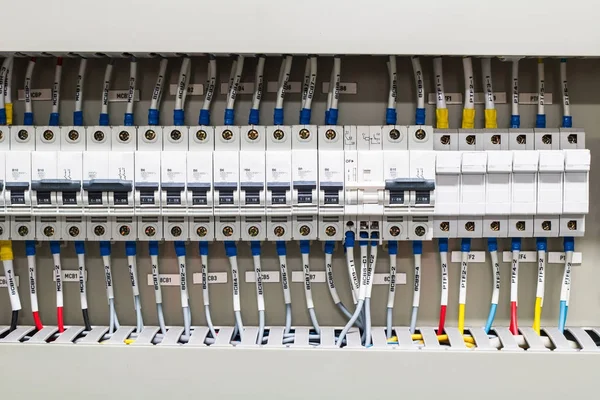 Caja de distribución de electricidad con cables e interruptores — Foto de Stock